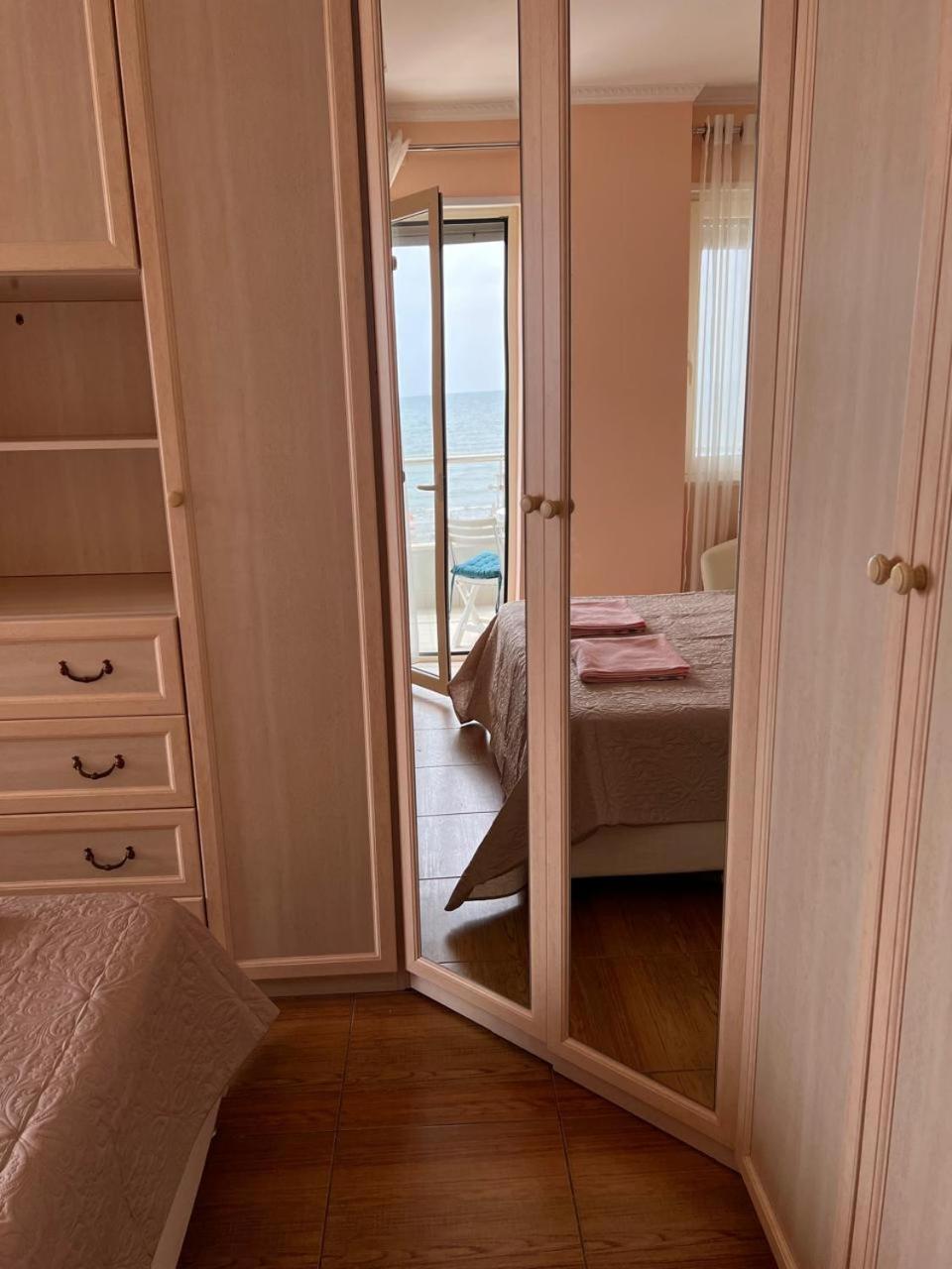 Sea View-Apartment On The Beach - Durrs2 Durrës Buitenkant foto