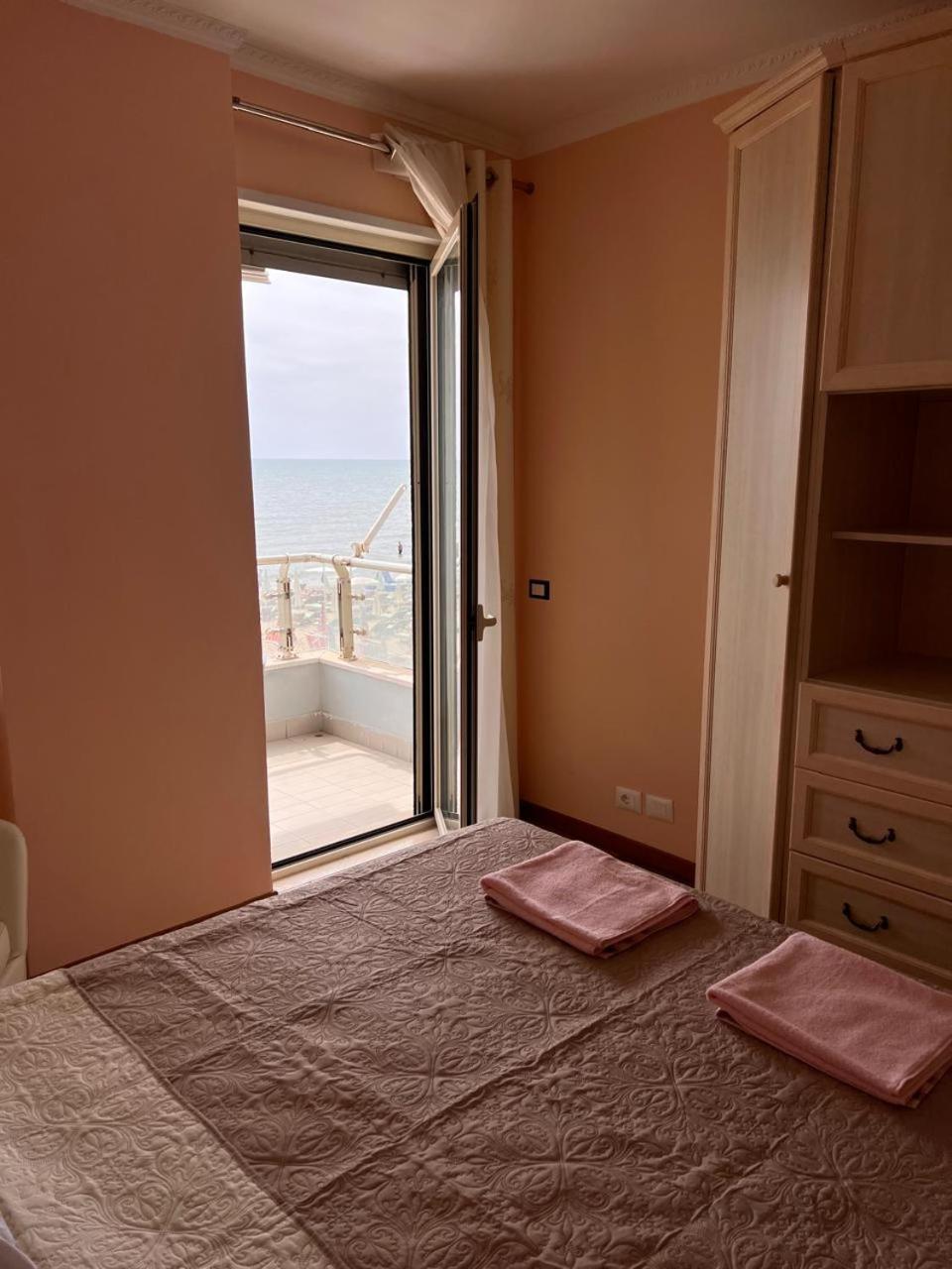 Sea View-Apartment On The Beach - Durrs2 Durrës Buitenkant foto
