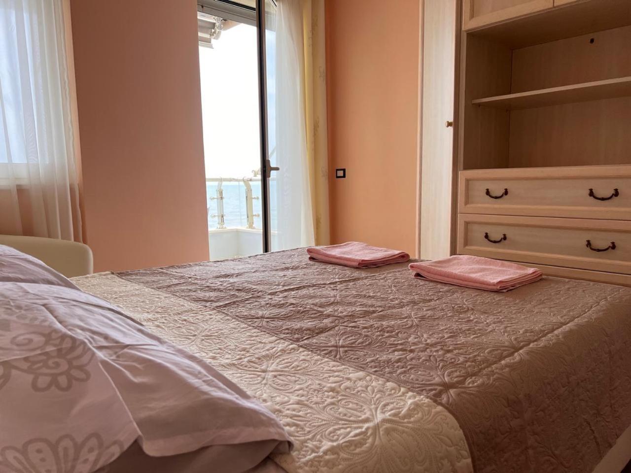 Sea View-Apartment On The Beach - Durrs2 Durrës Buitenkant foto