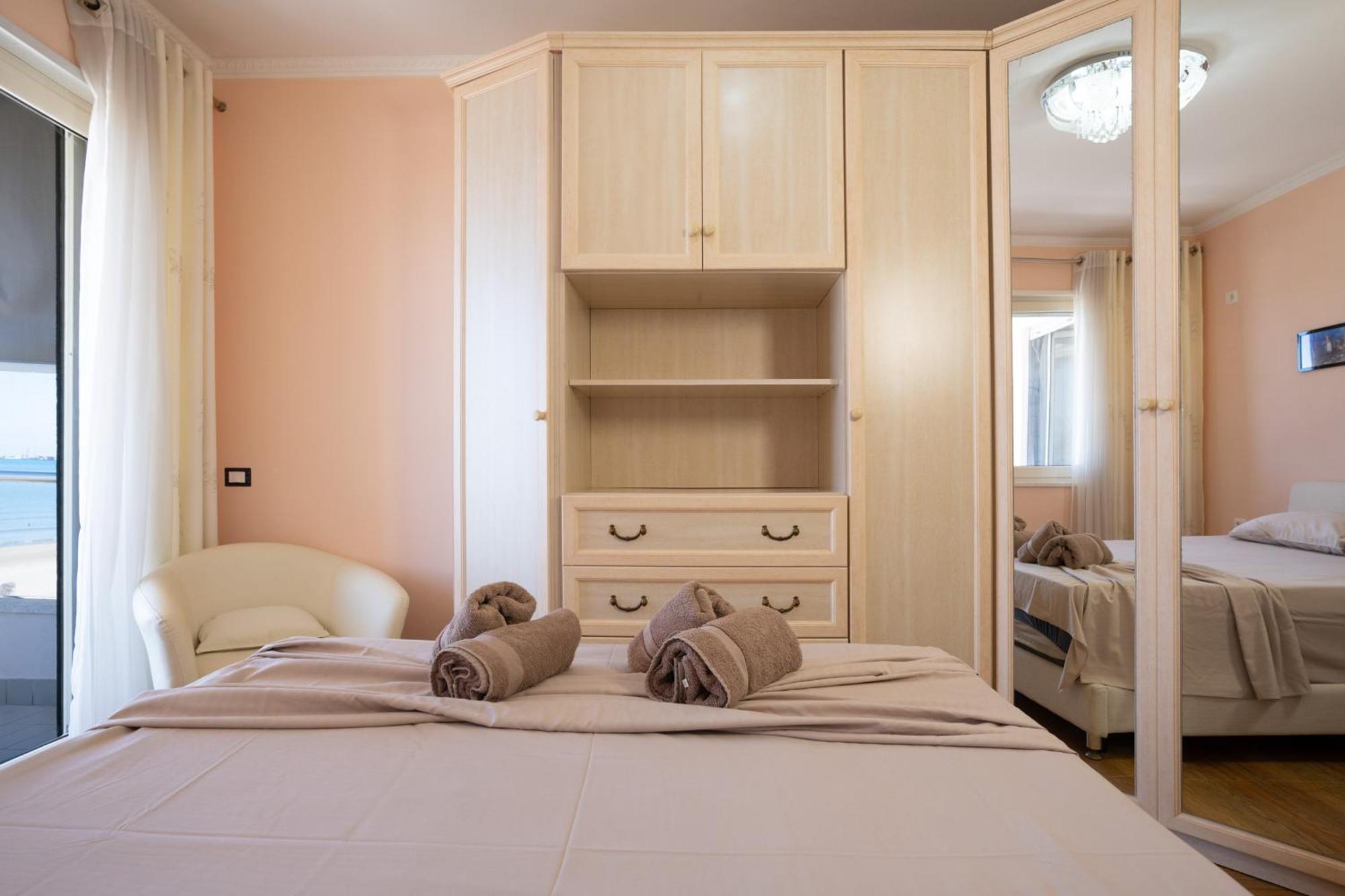 Sea View-Apartment On The Beach - Durrs2 Durrës Buitenkant foto